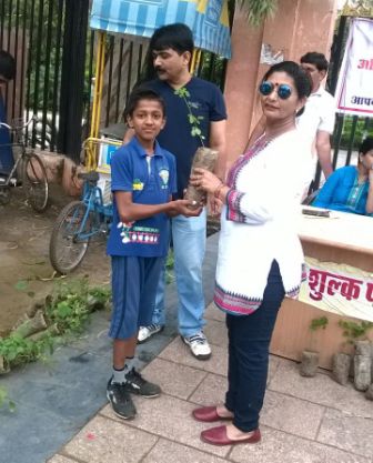 Free plant distribution Nehru Bal udhyaan